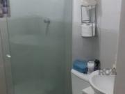 Apartamento com um quarto reformado, piso laminado, teto...