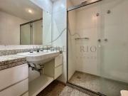 Apartamento com varanda e vista lateral da Praia de Ipanema