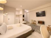 Apartamento con Estilo Único y Barra Bar en Madrid