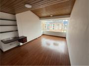 Apartamento con parqueadero y altillo