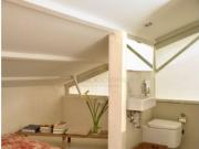 Apartamento con salón de doble altura y patio en el...