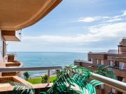Apartamento con terraza y vistas al mar, en primera...