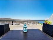 Apartamento con terraza y vistas hacia el mar en Monte...