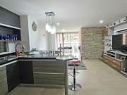 Apartamento de 3 alcobas y servicio en venta. Medellín...
