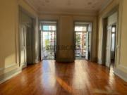 Apartamento de Charme em Prédio de Gaveto, com Quase 200...