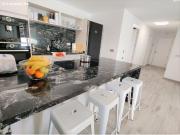 Apartamento de dos dormitorios con terraza y piscina, en...