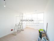 Apartamento de tipologia T1+1 em fase de remodelação, na...