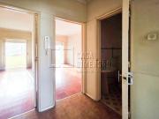 Apartamento de tipologia T2, para recuperar, em Benfica!