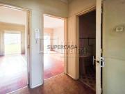 Apartamento de tipologia T2, para recuperar, em Benfica!