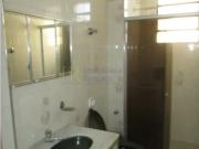 Apartamento dois quartos com armaârios e uma vaga de garagem