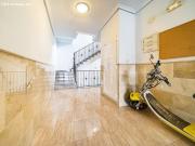 Apartamento en primera planta con plaza de garaje a la...