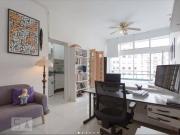 Apartamento iluminado em frente ao metrô