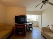 Apartamento reformado com varanda e vista mar a uma...