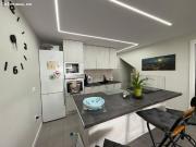 Apartamento reformado con terraza, piscina y plaza de...