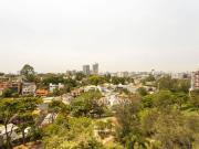 Apartamento reformado em rua fechada e arborizada