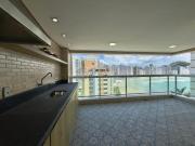 Apartamento reformado frente mar com varanda gourmet e...