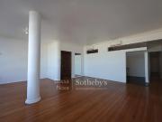 Apartamento reformado frontal mar no Leme