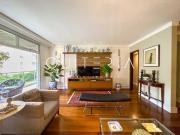 Apartamento reformado por arquiteto com varanda em...