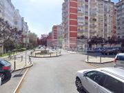 Apartamento remodelado com varanda aberta em Benfica