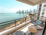 Apartamento remodelado con vista directa a la bahía en...