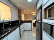 Apartamento semimobiliado, com 02 quartos sendo 01...