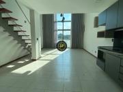 Apartamento com pã direito duplo alto padrão com 02...