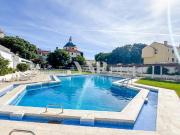 Apartamento T0+1 renovado com grande terraço, junto à...