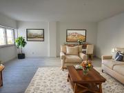 Apartamento T0 com parqueamento e vistas de mar