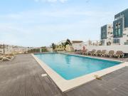 Apartamento T0 com piscina e garagem, situado no Coração...