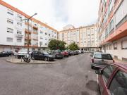 Apartamento T1 em Queluz. Espaço, Sol e Comodidade!