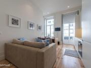 Apartamento T1 junto a praa da batalha e teatro so Joo