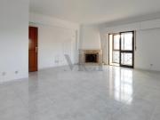Apartamento T2, com 120m², 1º andar, localizado em zona...