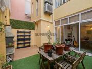 Apartamento T2 com 2 casas banho e logradouro, na Penha...