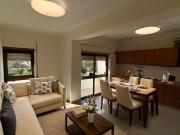 Apartamento T2 com 2 casas de banho e varanda. Junto a...