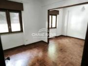 Apartamento T2 com arrecadação na Avenida Luís de Camões...