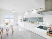 Apartamento T2 com estacionamento, na Urbanização Vale...