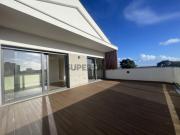 Apartamento T2 com terraço e estacionamento em Cascais