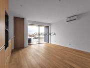 Apartamento T2 com varanda e estacionamento em...