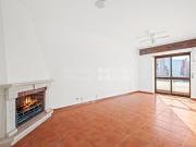 Apartamento T2 com varanda e garagem em Sassoeiros