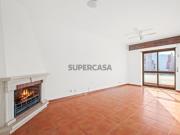 Apartamento T2 com varanda e garagem em Sassoeiros