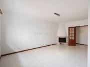 Apartamento T2 com varanda e lareira em zona calma