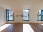 Penthouse com varanda e vista rio em Lisboa
