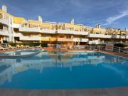 Apartamento T2 inserido num condomínio com piscina,...