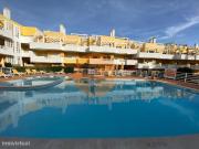 Apartamento T2 inserido num condomnio com piscina,...