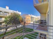 Apartamento T2 moderno com ampla varanda e decorado com...