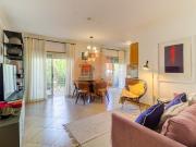 Apartamento T2 moderno com ampla varanda e decorado com...