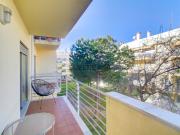 Apartamento T2 moderno com ampla varanda e decorado com...