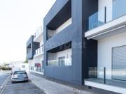 Apartamento T2, piscina comum, espaço de estacionamento...