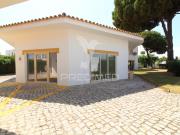 Apartamento T2 Remodelado com Piscina e Estacionamento –...
