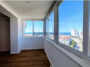 Apartamento T2 remodelado com vista mar, elevador e...